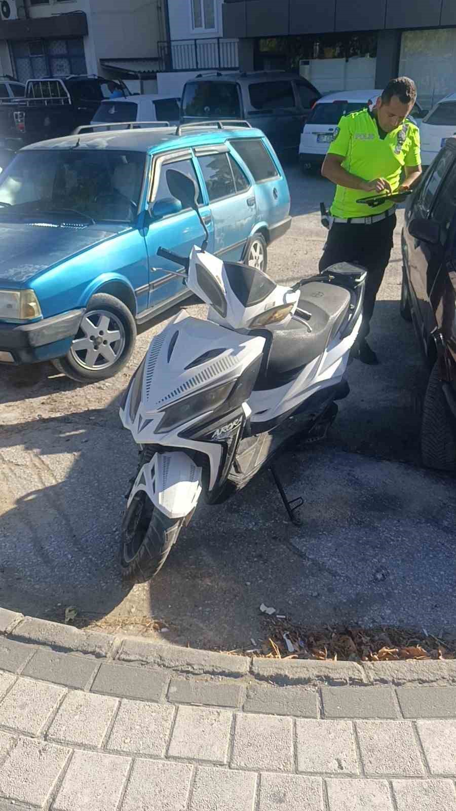 &lsquo;Dur&rsquo; levhasına rağmen durmayan motorlu bisiklet otomobile &ccedil;arptı: 1 yaralı
