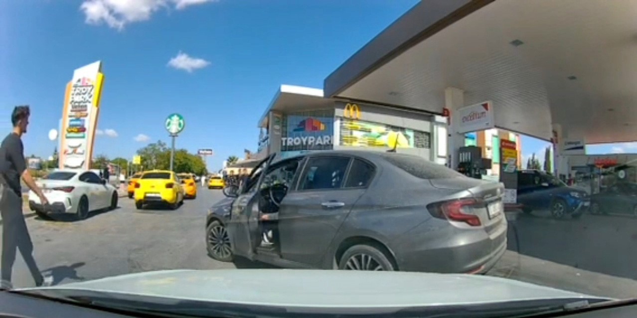 &Ccedil;anakkale&rsquo;de yol verme kavgası &ccedil;ıkaran maganda yakalandı
