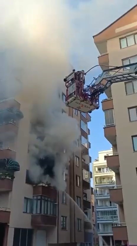 Bursa&rsquo;da 7 katlı apartmanda korku dolu anlar