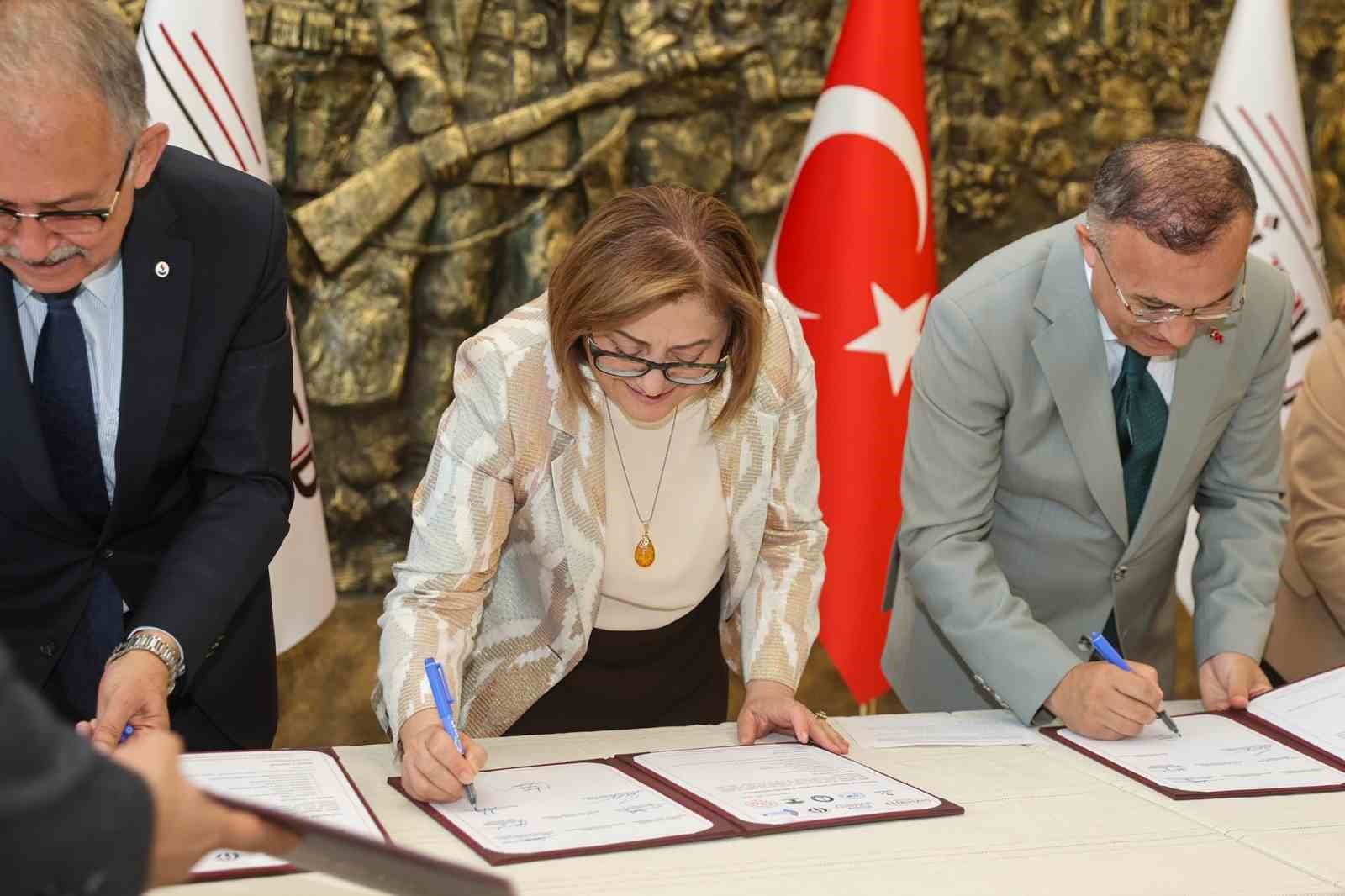 Gaziantep b&uuml;y&uuml;kşehir belediyesi "&Ouml;ğrenci Dostu Şehir" protokol&uuml;ne imza attı
