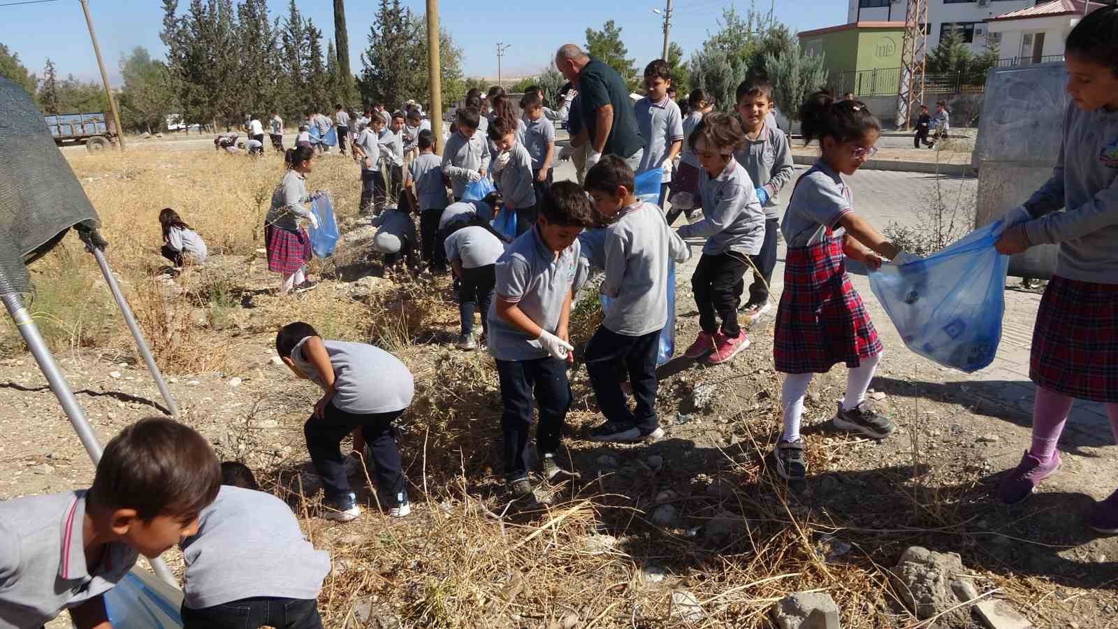 Şamsat’ta öğrenciler temizlik için sokaklarda
