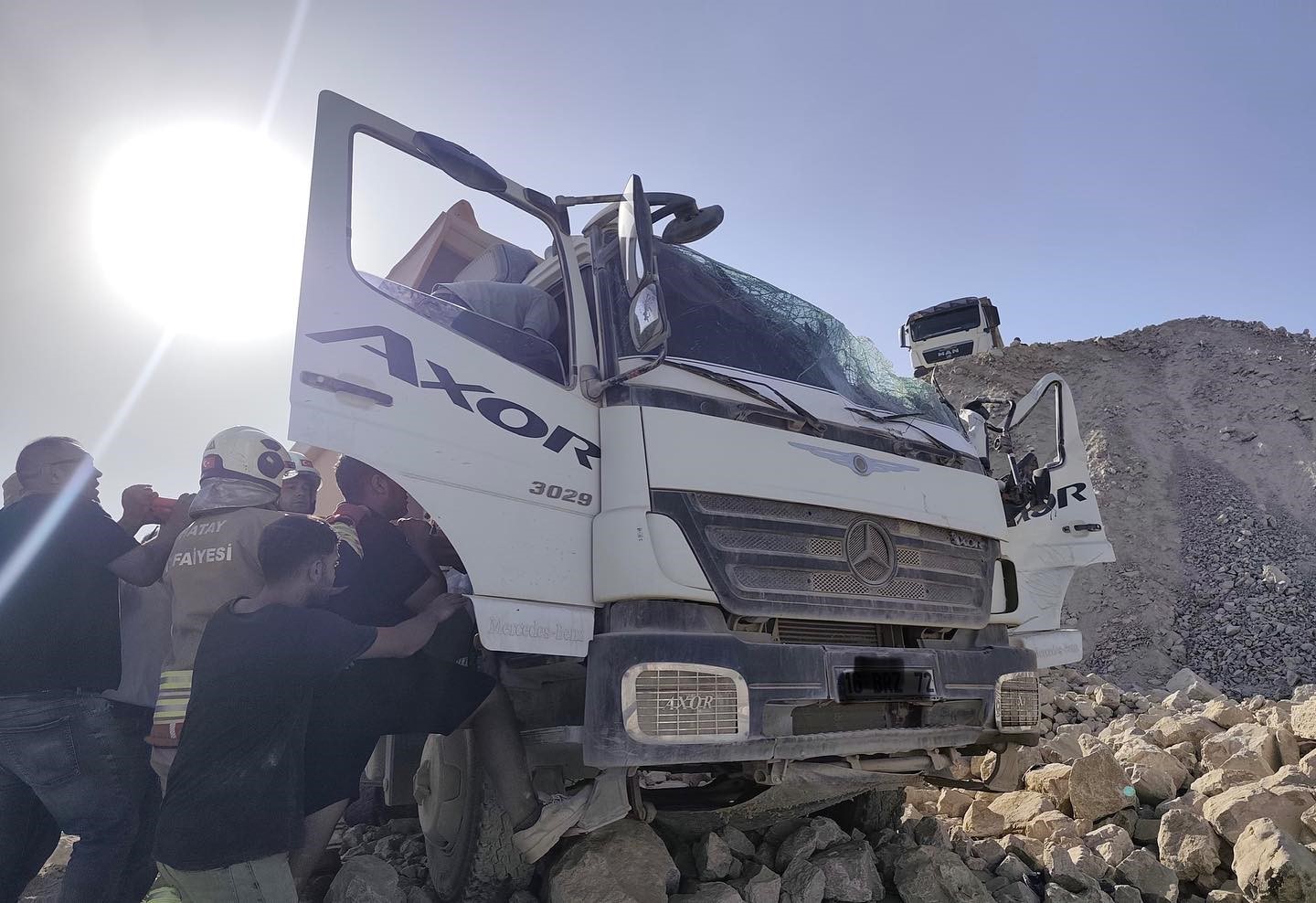 Hafriyat d&ouml;kerken devrilen kamyonun s&uuml;r&uuml;c&uuml;s&uuml; yaralandı
