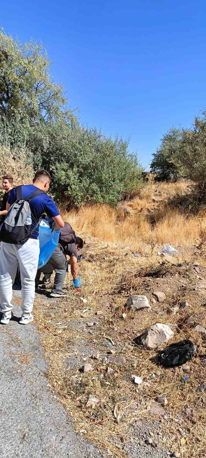 ERÜ öğrencileri hem zirve tırmanışı hem  çevre temizliği yaptı
