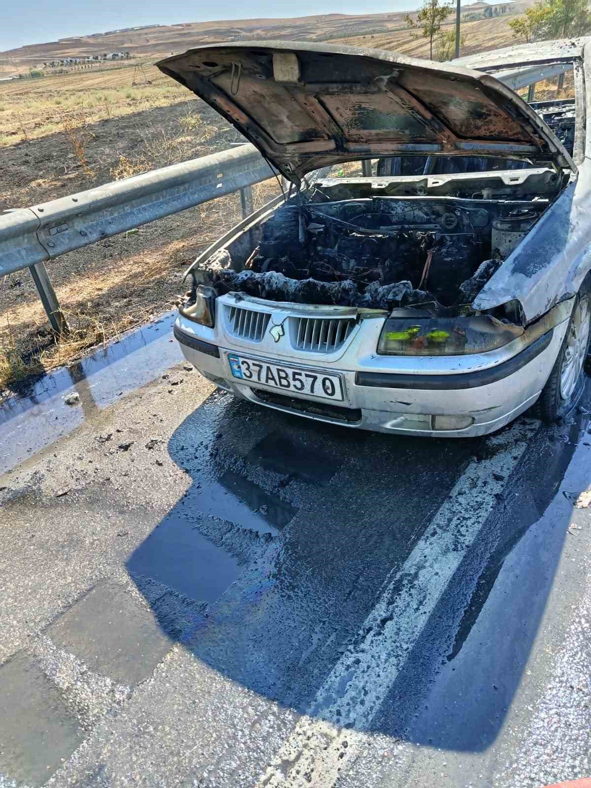 Van&rsquo;da seyir halindeki İran plakalı otomobil alev alev yandı
