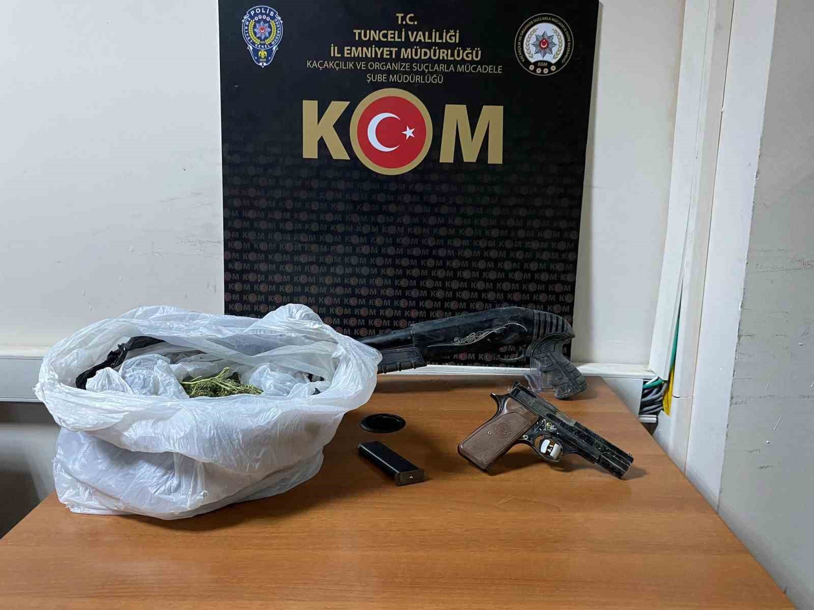 Tunceli&rsquo;de toprağa g&ouml;m&uuml;l&uuml; halde silah ve uyuşturucu madde ele ge&ccedil;irildi
