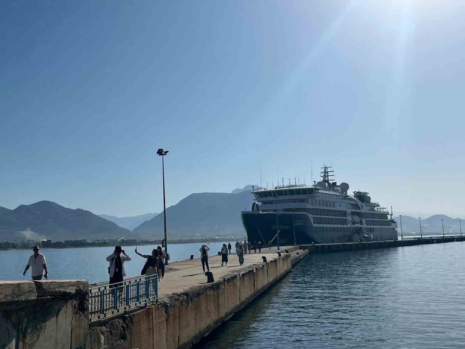 L&uuml;ks kruvaziyer Alanya&rsquo;da
