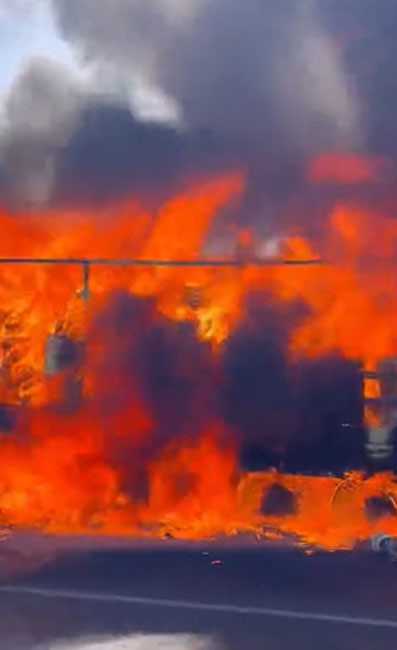 Ev eşyası y&uuml;kl&uuml; tır yandı, otoyolda kuyruk oluştu
