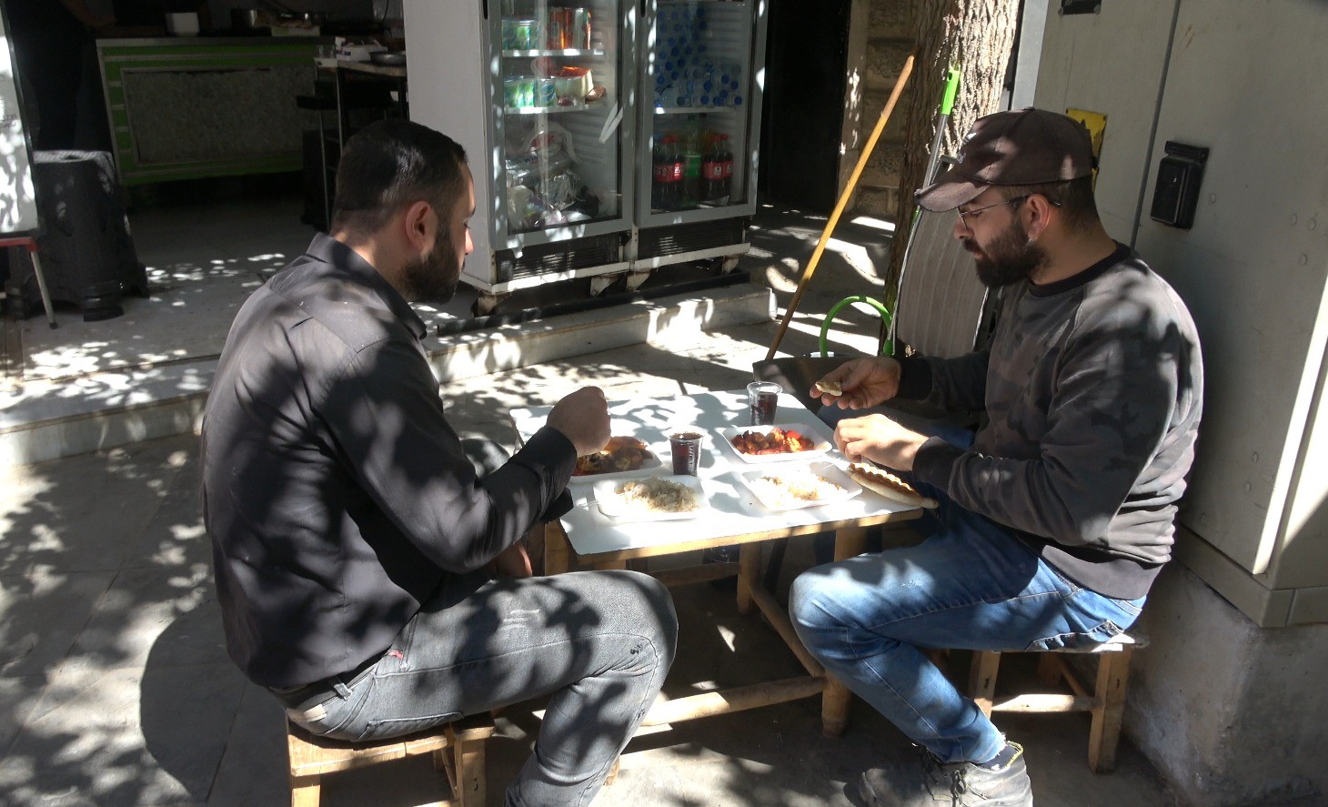 2 metrekarelik dükkanında yaptığı yemeklerle ev ekonomisine katkı sağlıyor