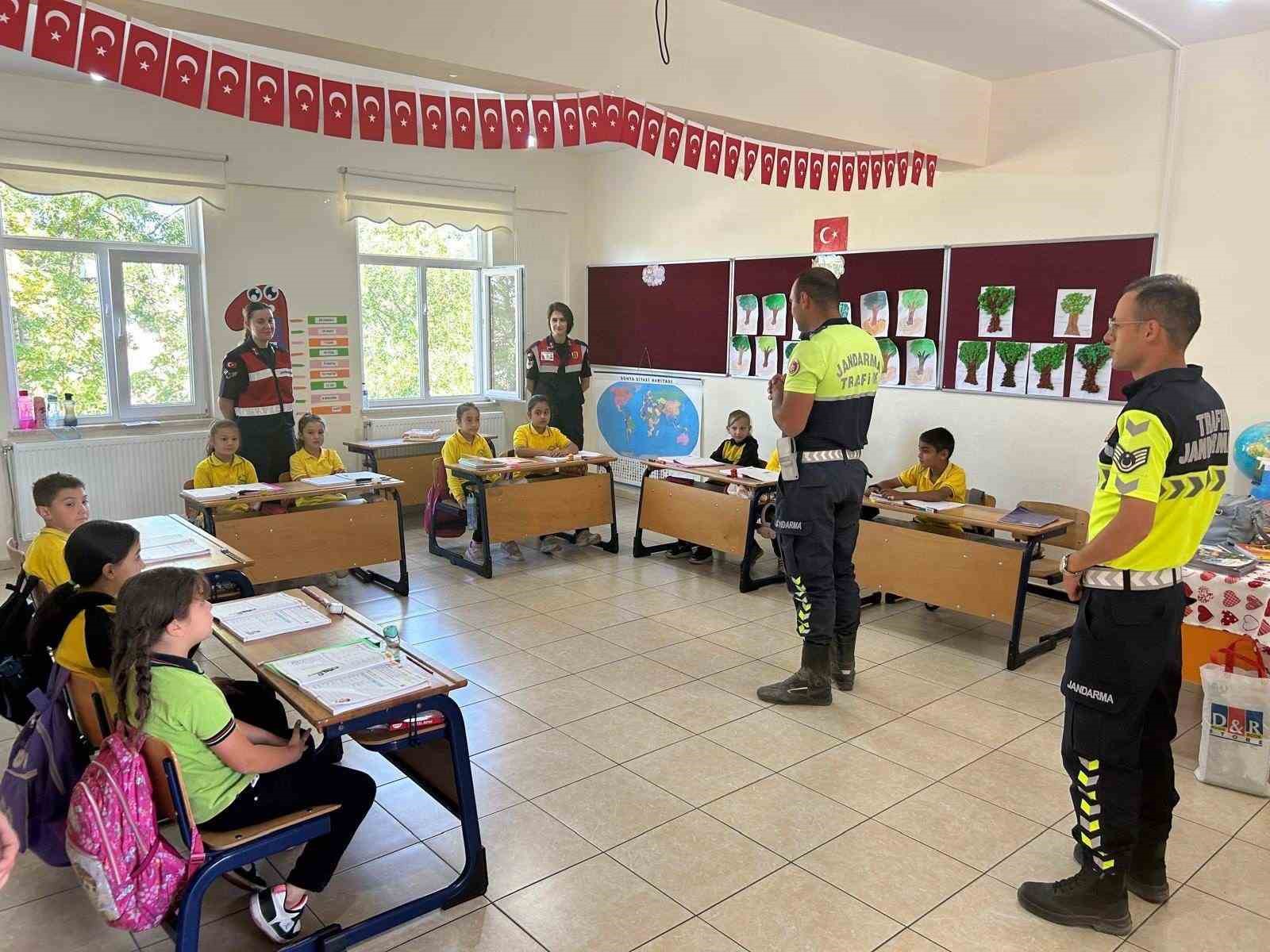 K&uuml;tahya&rsquo;da jandarmadan &ouml;ğrencilere trafik eğitimi
