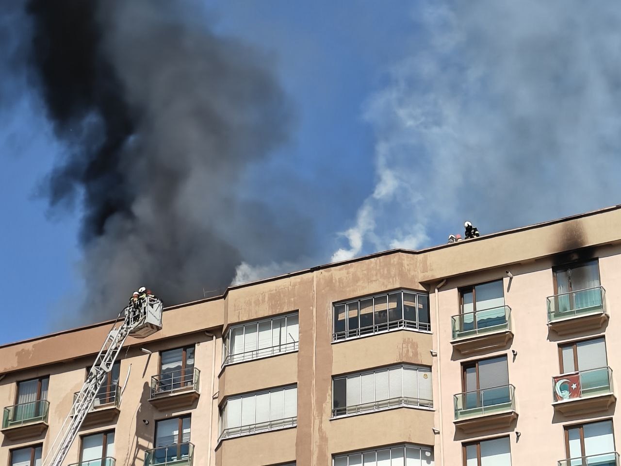 Kayseri’de 10 katlı binadaki çatı yangını söndürüldü