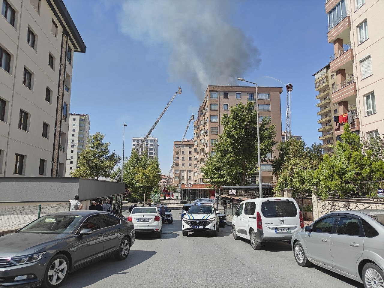 Kayseri&rsquo;de 10 katlı binadaki &ccedil;atı yangını s&ouml;nd&uuml;r&uuml;ld&uuml;
