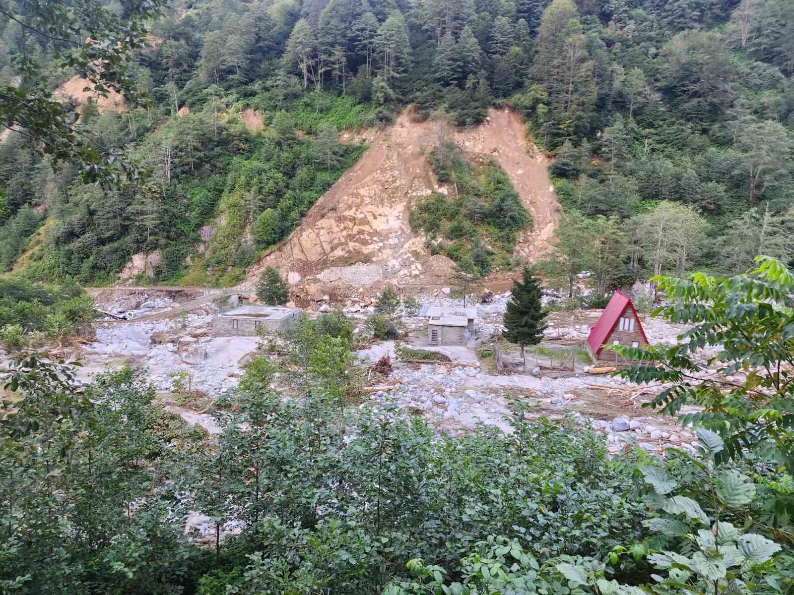 Rize’deki sel ve heyelanlar sonrası 4 gündür yolu kapalı olan Deremezra Köyü’ne ulaşım sağlandı
