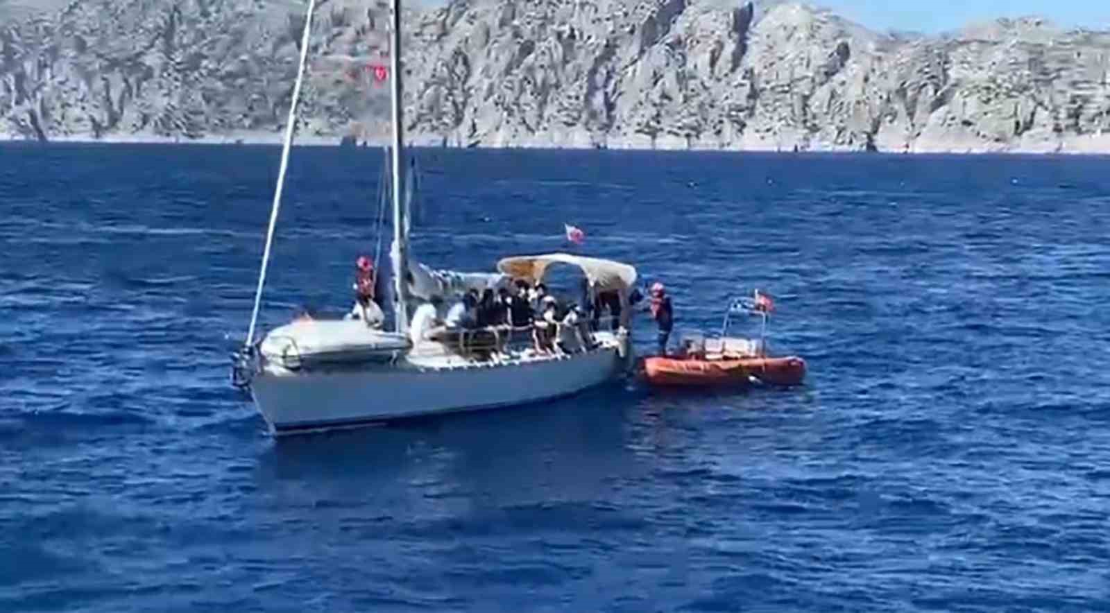 Yelkenli teknede 31 düzensiz göçmen ve 2 göçmen kaçakçısı yakalandı