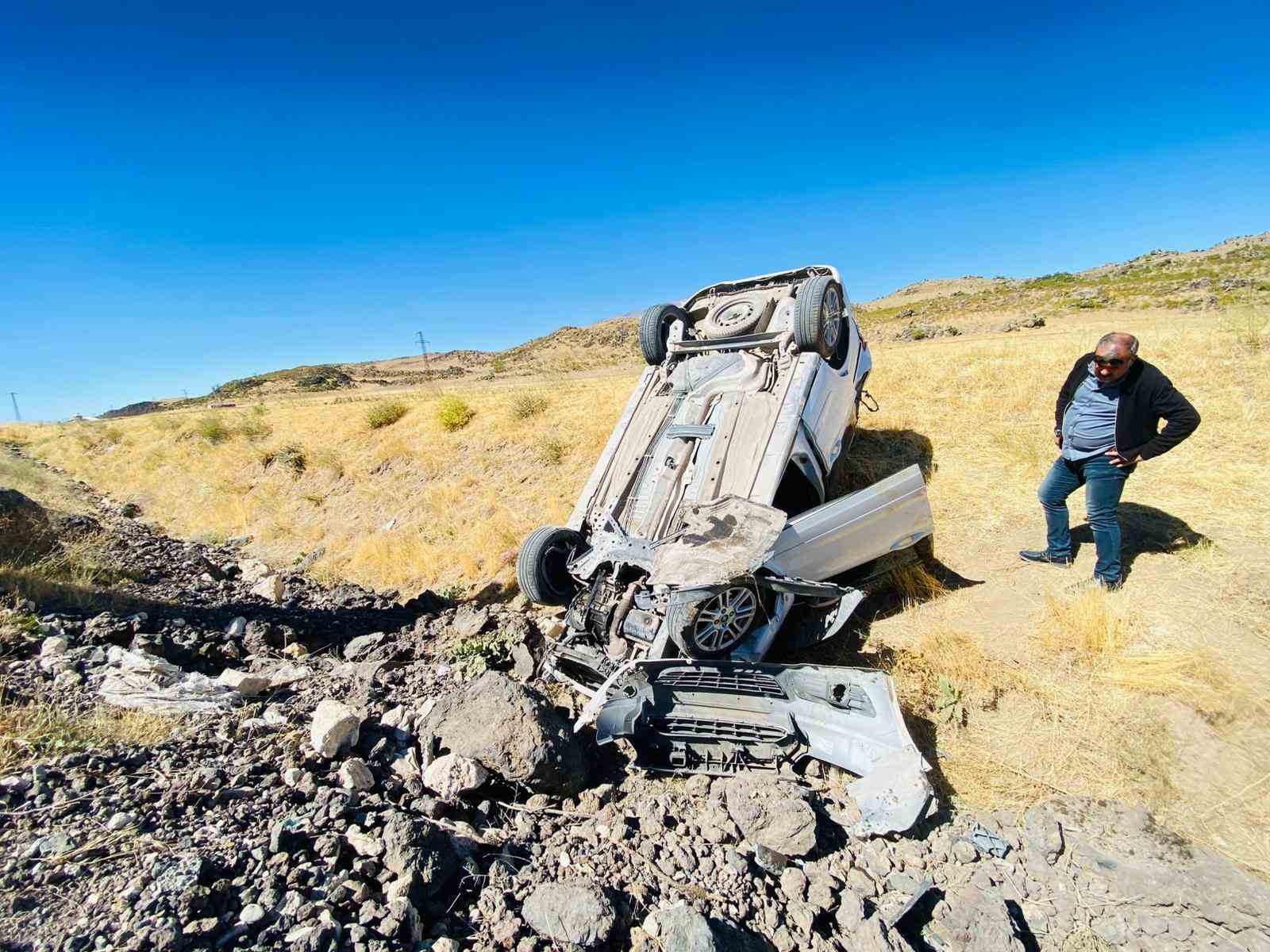 Adilcevaz’da hafif ticari araç takla attı: 1 yaralı