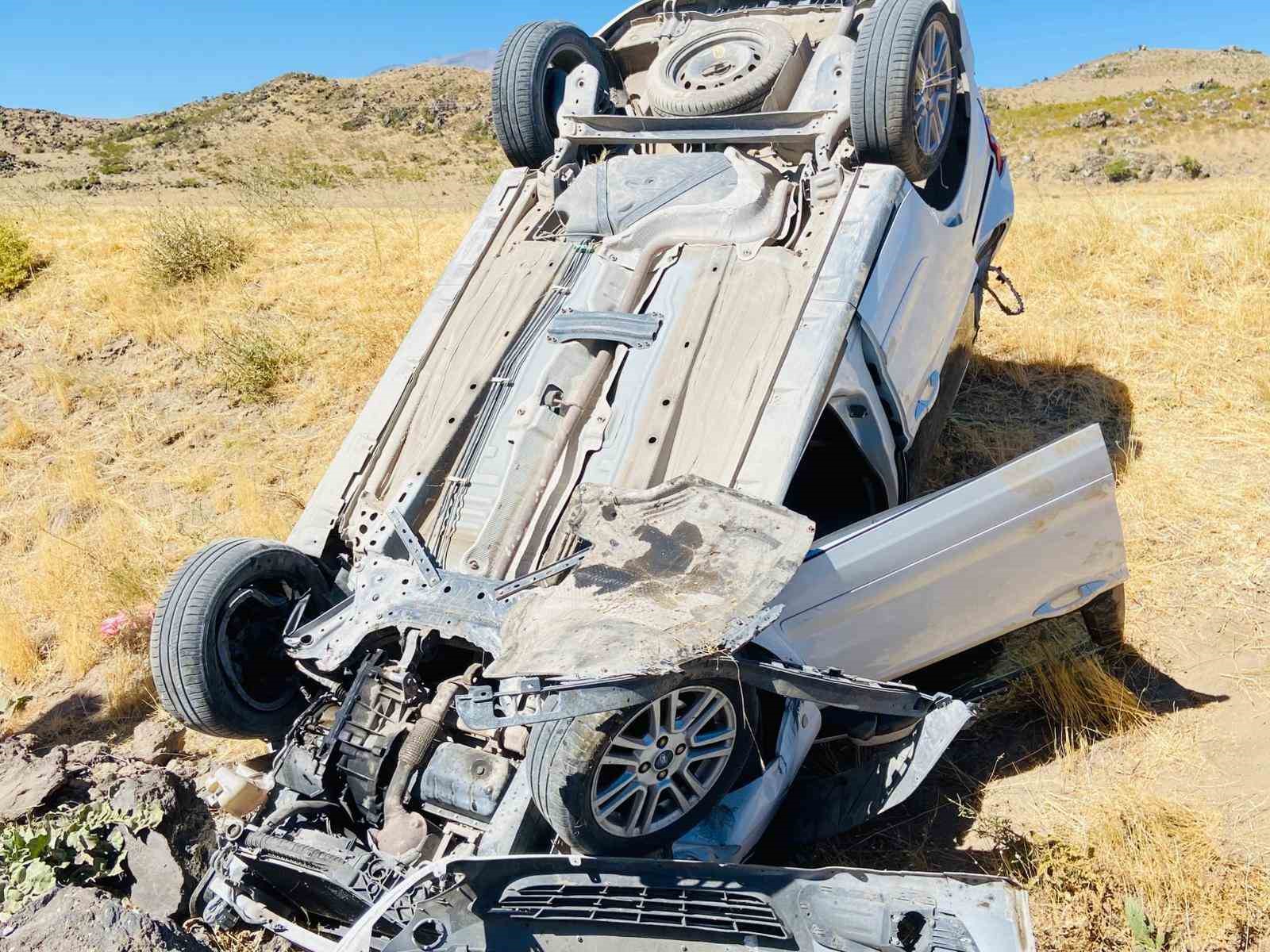 Adilcevaz&rsquo;da hafif ticari ara&ccedil; takla attı: 1 yaralı
