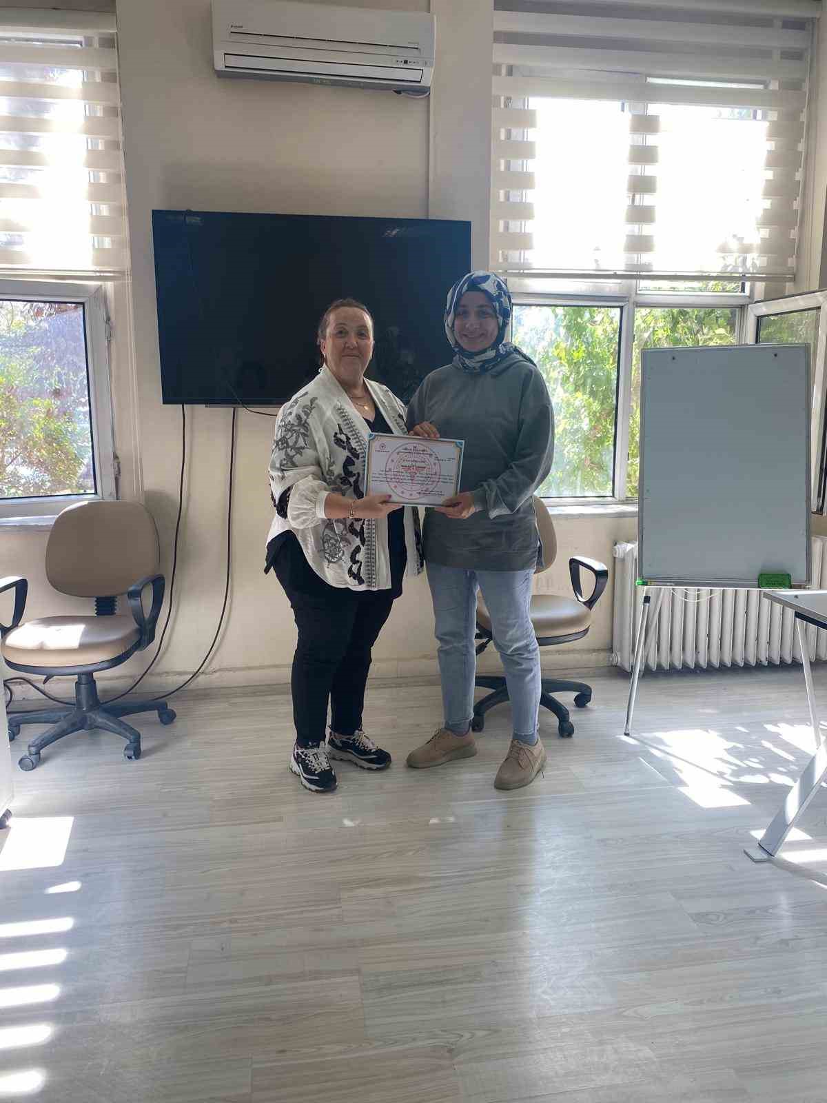 Sağlık &ccedil;alışanlarına y&ouml;nelik eğitimler devam ediyor
