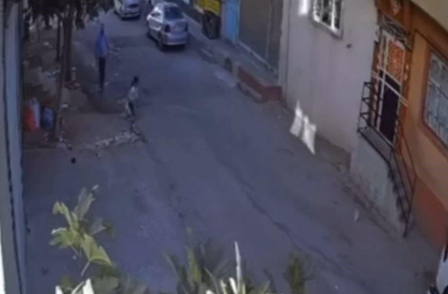 Gaziantep’te güpegündüz çocuk kaçırma girişimi son anda engellendi
