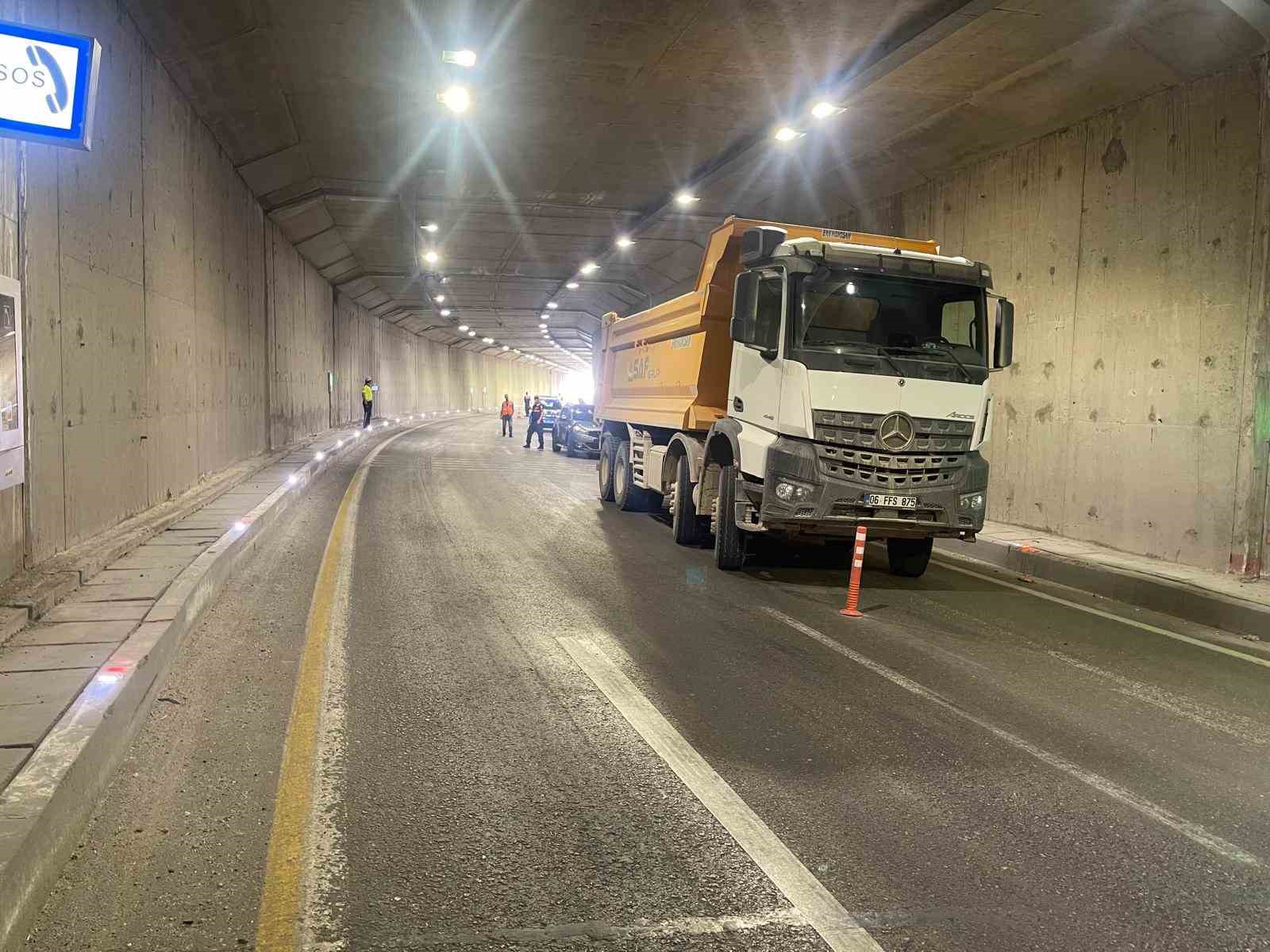 Otomobil ile kamyon çarpıştı: 2 yaralı