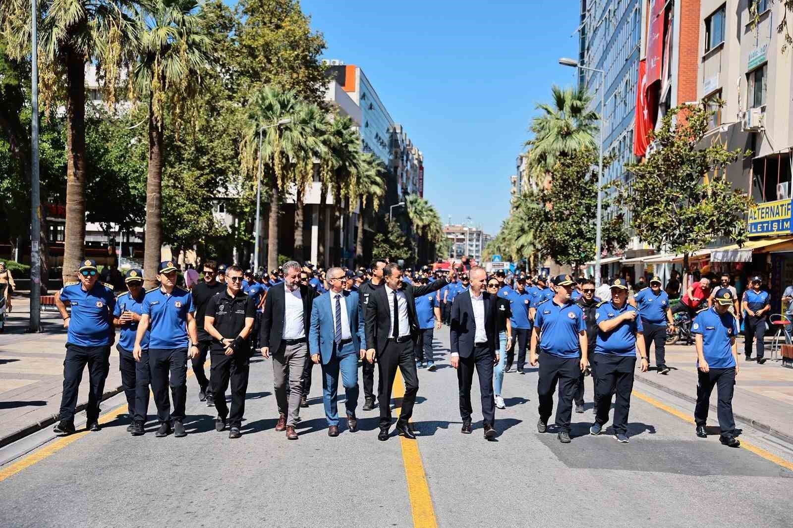 CHP&rsquo;li belediye başkanı kutlamalara belinde silahla katıldı