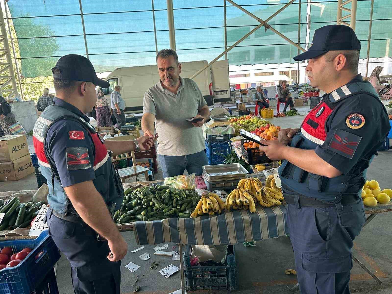 Semt pazarında vatandaşlara dolandırıcılık uyarısı