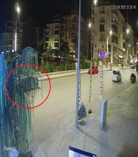 Antalya’da kapüşonlu şüpheli, 15 dakika arayla 2 iş yerini pompalı tüfekle kurşunladı
