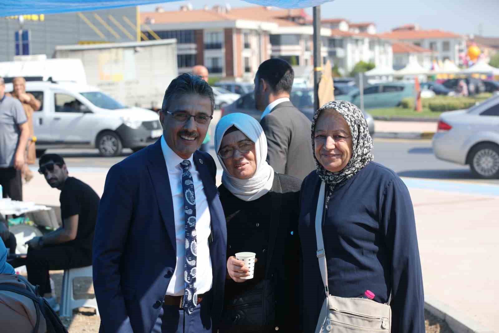 Başkan Dinç, yeni yerinde kurulan kumaş pazarını ziyaret etti