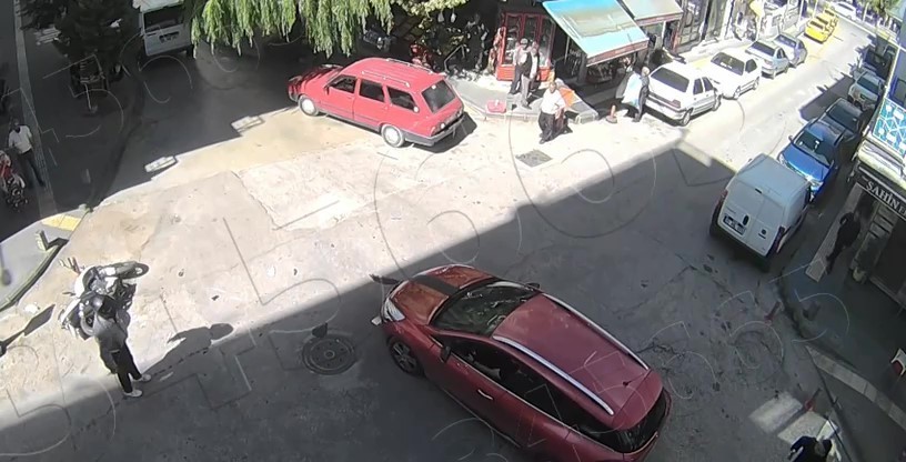 Havada takla atan motosikletli hiçbir şey olmamış gibi ayağa kalktı
