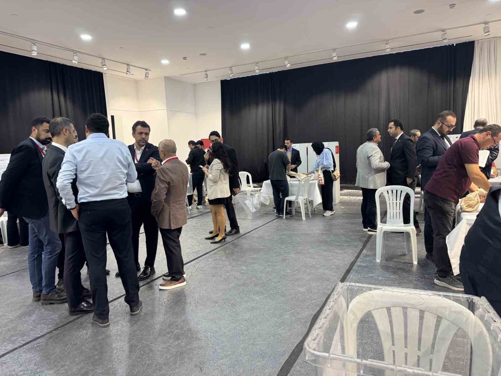 CHP İstanbul İl Başkanlığı Olağanüstü Kongresi&rsquo;nde oylama tamamlandı