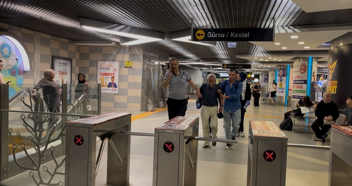 Çocukların çarptığı yaşlı adam metro raylarına düştü