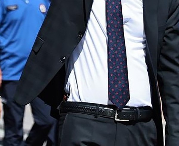 CHP’li belediye başkanı kutlamalara belinde silahla katıldı