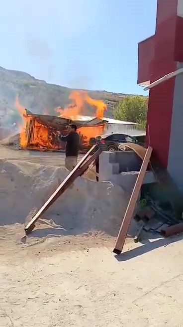 Malatya’da kereste deposunda korkutan yangın