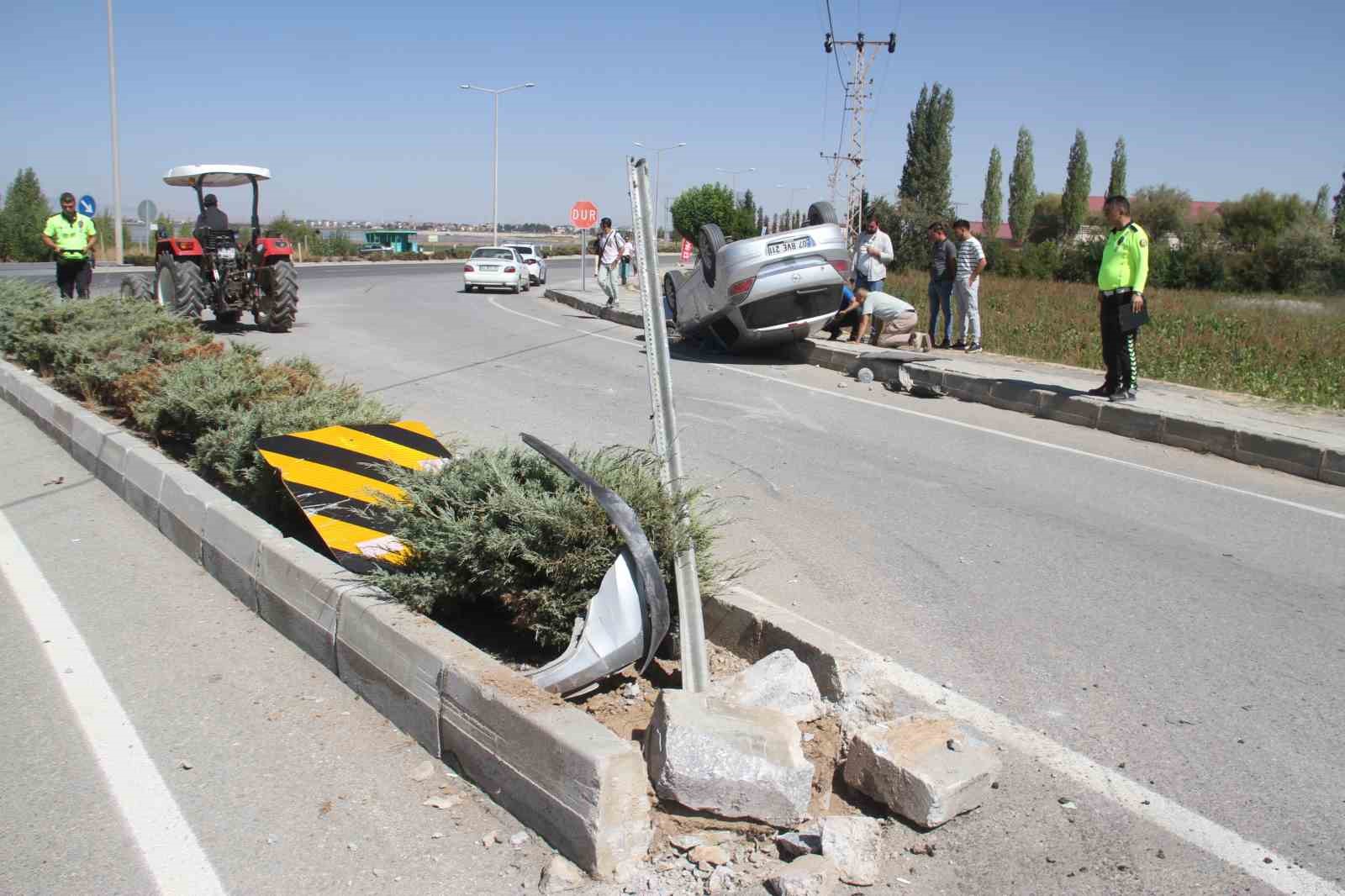 Konya’da devrilen otomobilin sürücüsü yaralandı
