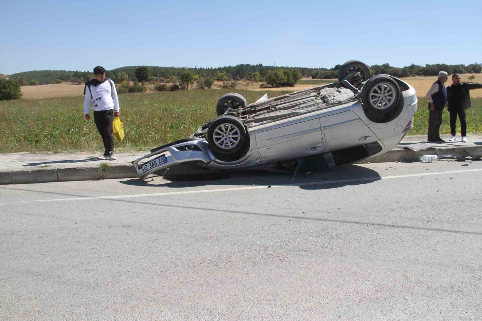 Konya&rsquo;da devrilen otomobilin s&uuml;r&uuml;c&uuml;s&uuml; yaralandı
