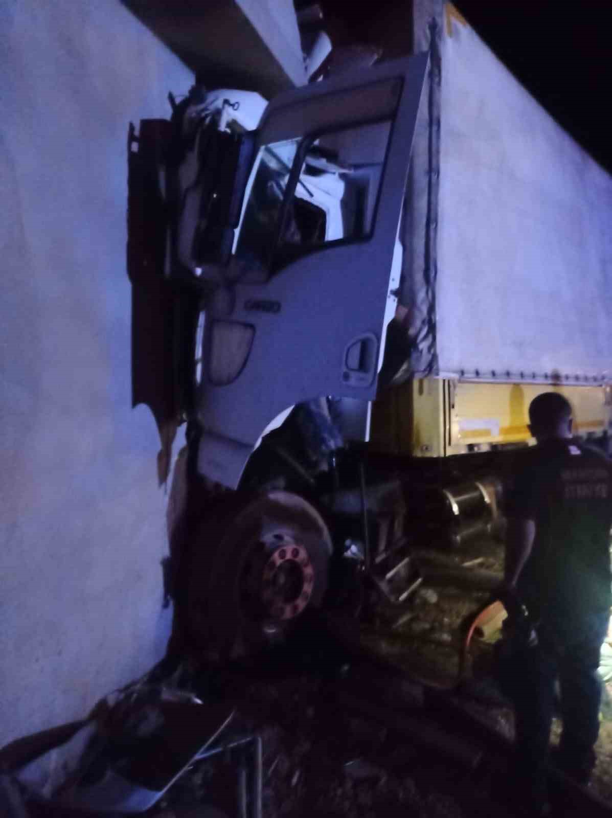 Mardin’de kontrolden çıkan tır eve daldı: 1 ağır yaralı