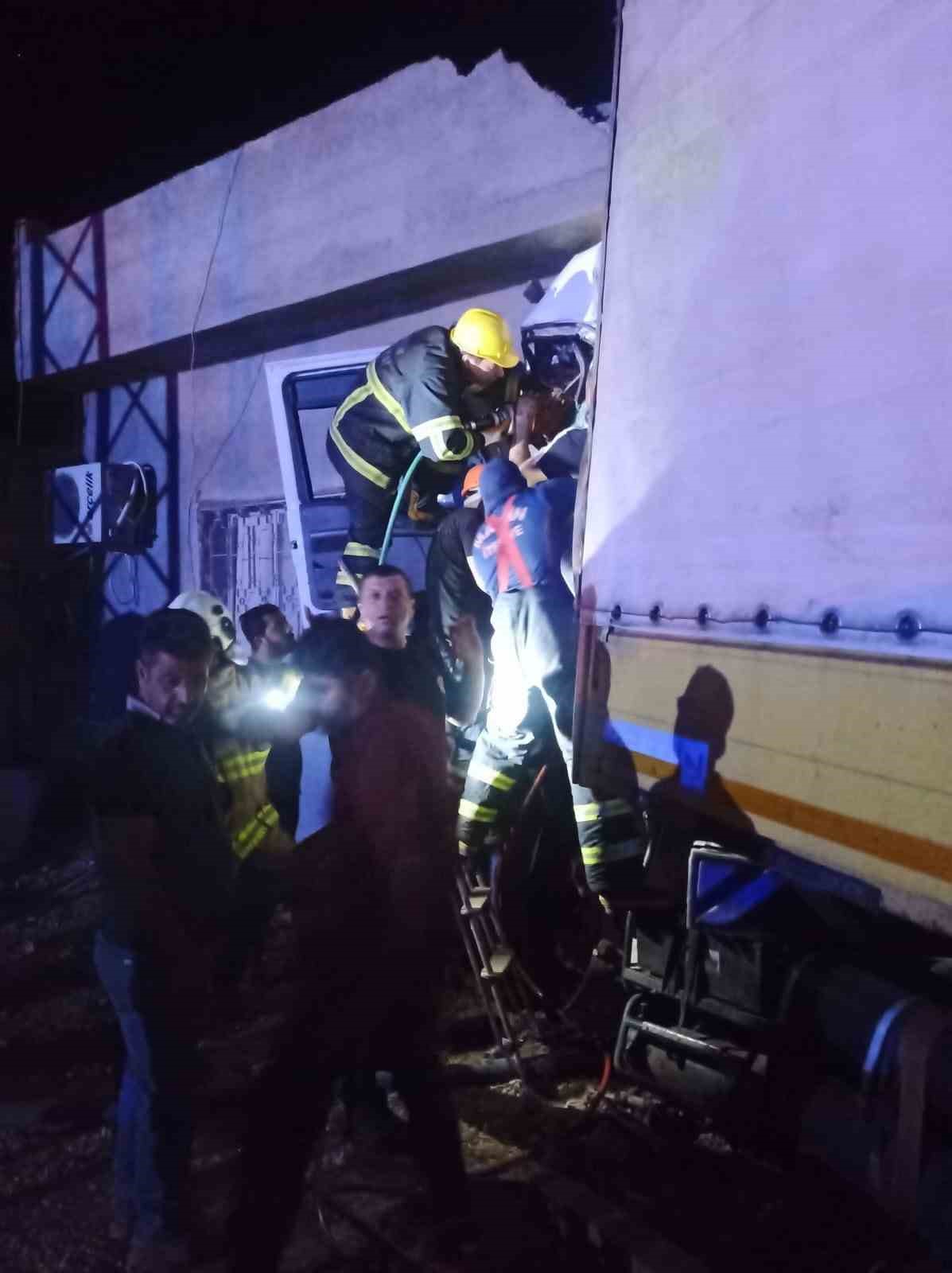 Mardin&rsquo;de kontrolden &ccedil;ıkan tır eve daldı: 1 ağır yaralı
