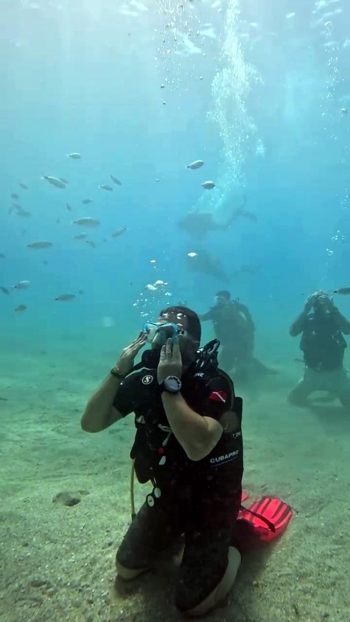 Denizin metrelerce dibinde namaz
