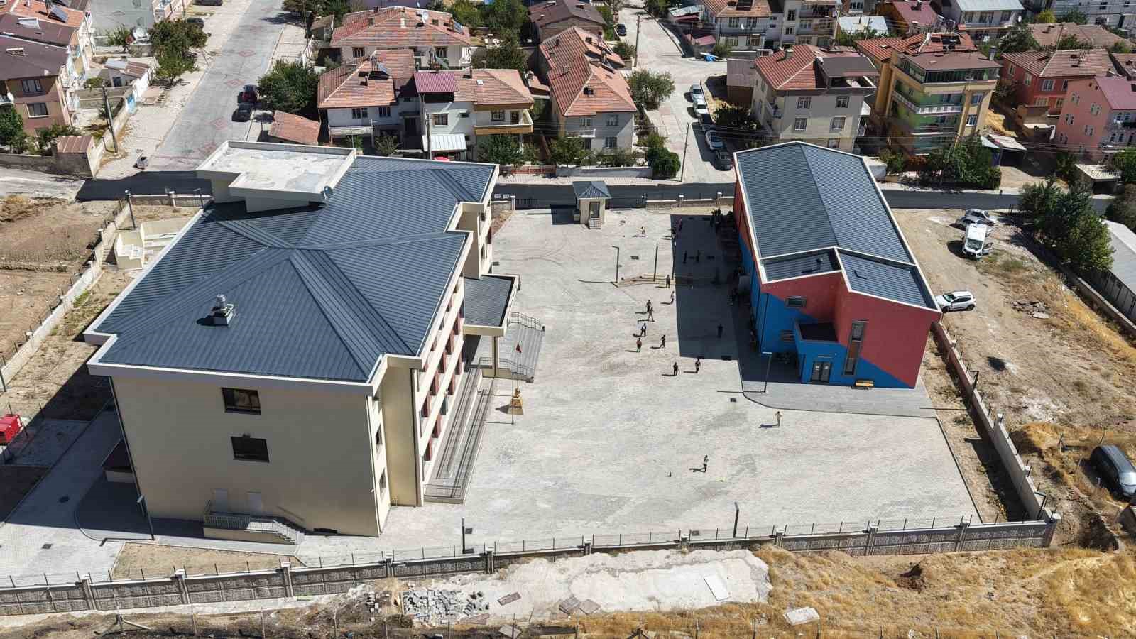 Elazığ&rsquo;da CHP&rsquo;li belediyelerin yapımını &uuml;stlendiği okul halen bitmedi
