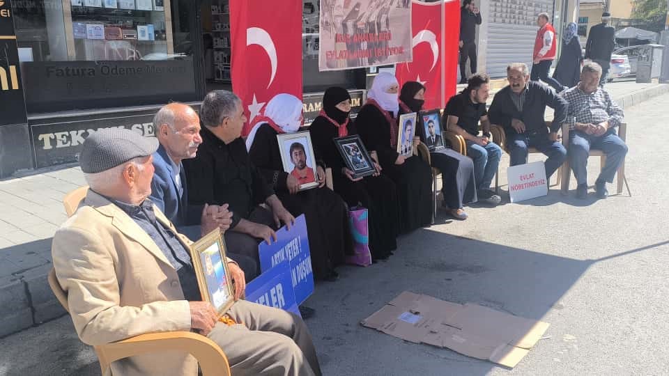 Muş&rsquo;ta ailelerin DEM Parti &ouml;n&uuml;ndeki eylemi s&uuml;r&uuml;yor
