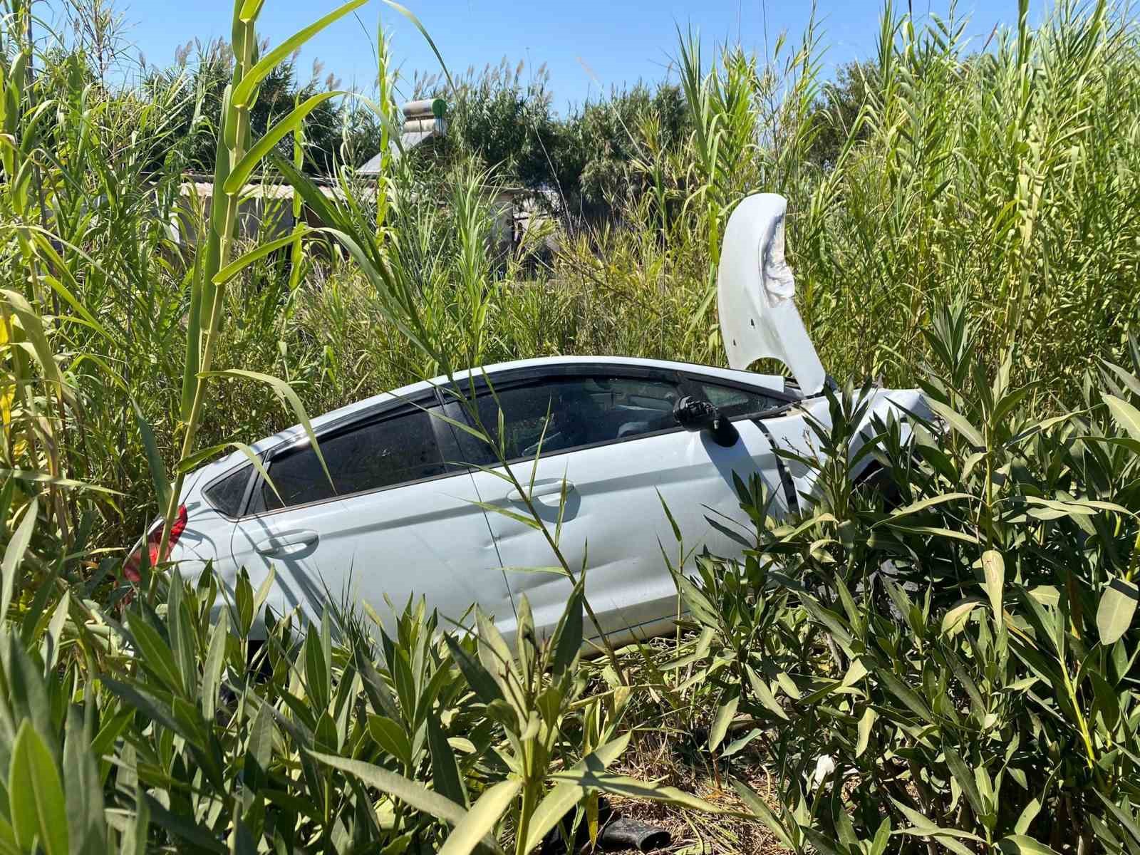 Yoldan &ccedil;ıkan otomobilin motoruna demir bariyer saplandı: 1 yaralı
