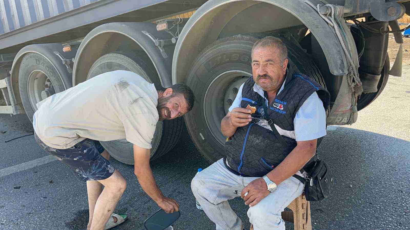 İki tır çarpıştı, şans eseri ezilen kabinden çıkan sürücüye diğer meslektaşı kurabiye ikram etti