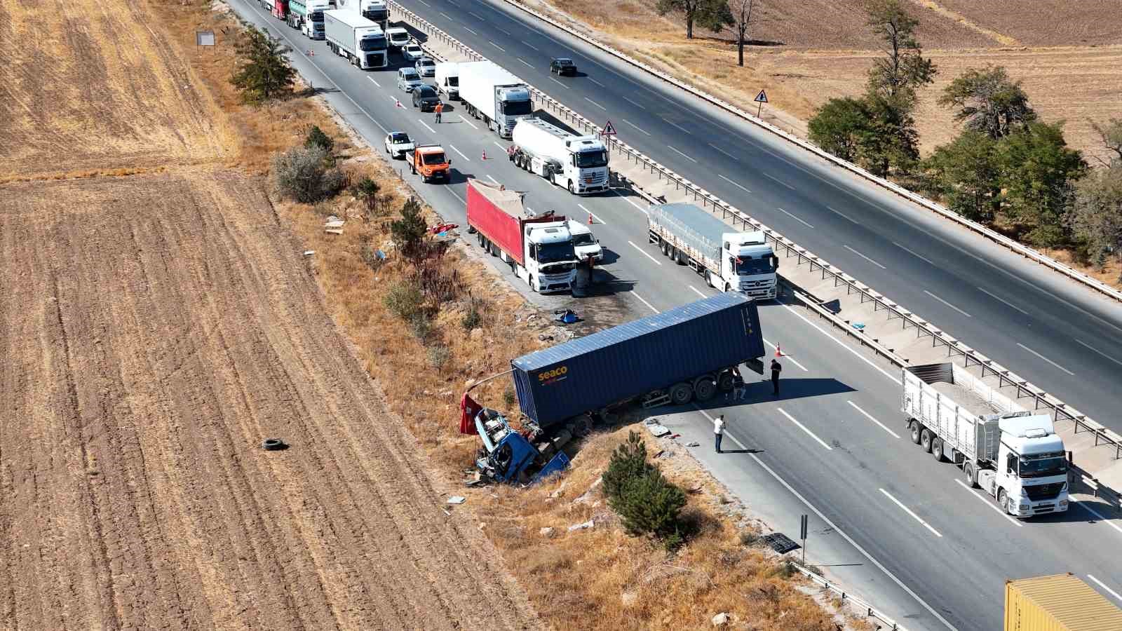 İki tır &ccedil;arpıştı, şans eseri ezilen kabinden &ccedil;ıkan s&uuml;r&uuml;c&uuml;ye diğer meslektaşı kurabiye ikram etti
