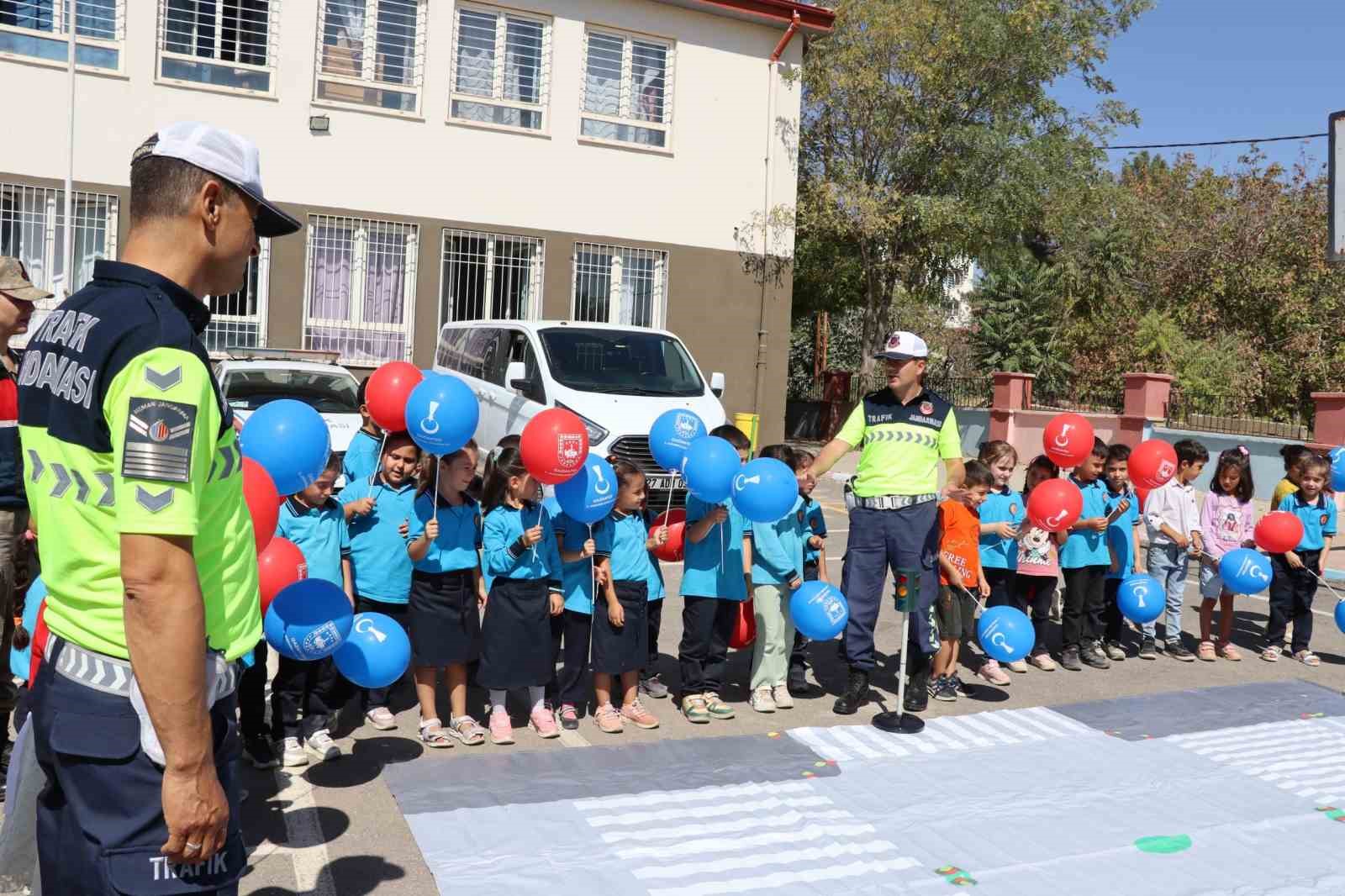 Jandarmadan 170 &ouml;ğrenciye teorik ve pratik trafik eğitimi
