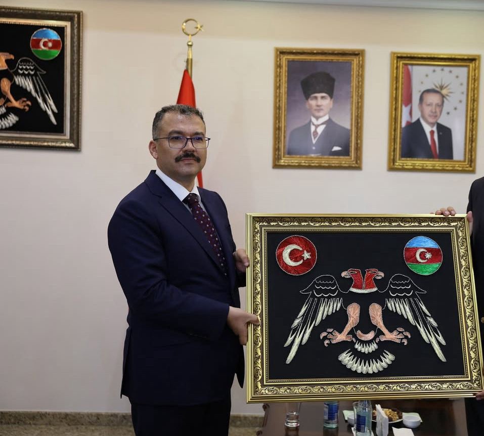 Patriğin ziyareti &ouml;ncesi &ccedil;ift başlı kartal fig&uuml;rl&uuml; tablonun asılı olmadığı g&ouml;r&uuml;ld&uuml;
