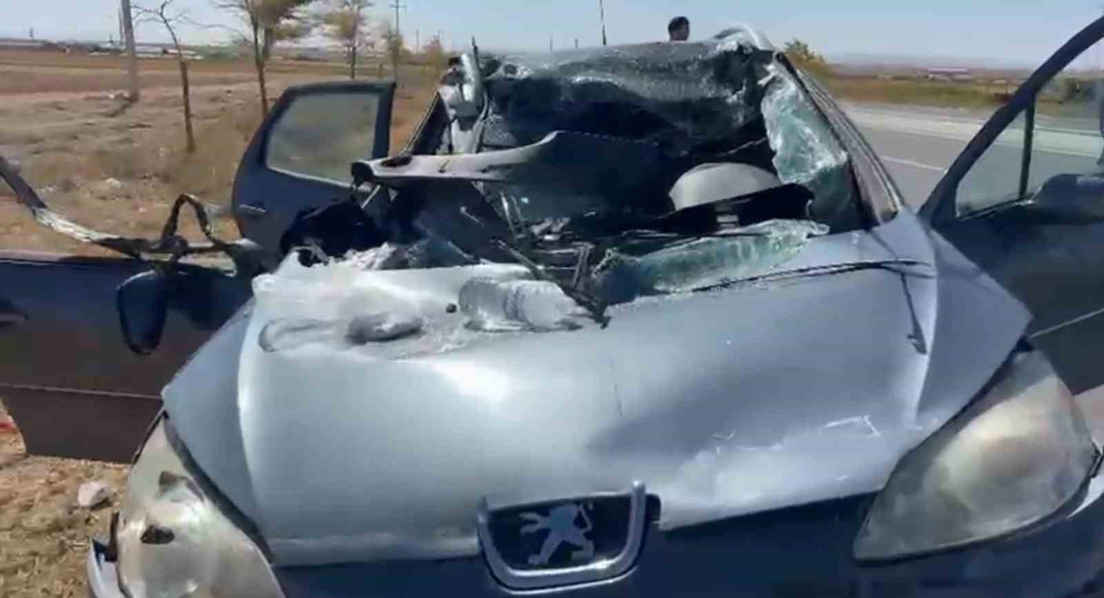 Tıra arkadan &ccedil;arpan otomobil hurdaya d&ouml;nd&uuml;: 2 yaralı
