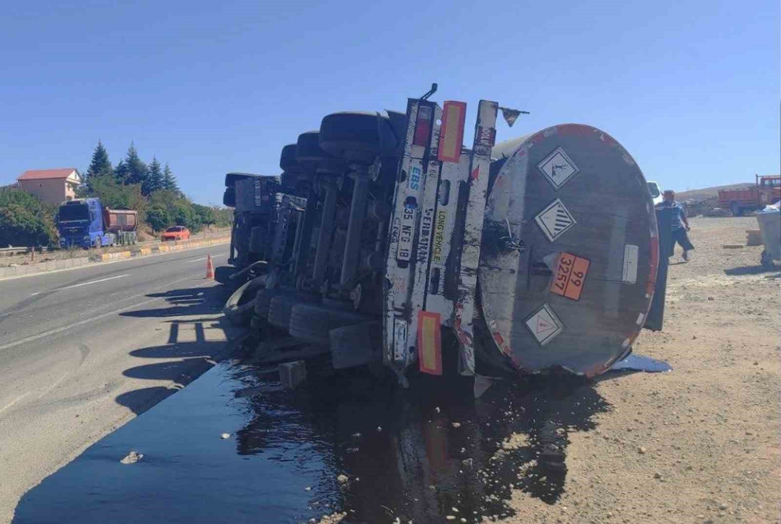 Tanker devrildi, yaralı sürücüye ilk müdahaleyi vatandaşlar yaptı