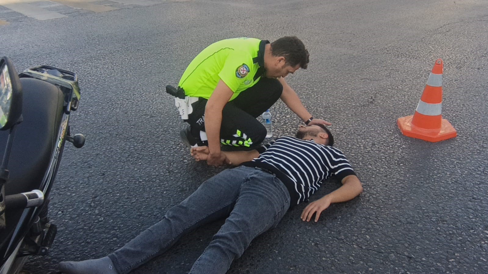 Minib&uuml;s&uuml;n &ccedil;arptığı motosikletin s&uuml;r&uuml;c&uuml;s&uuml; yaralandı
