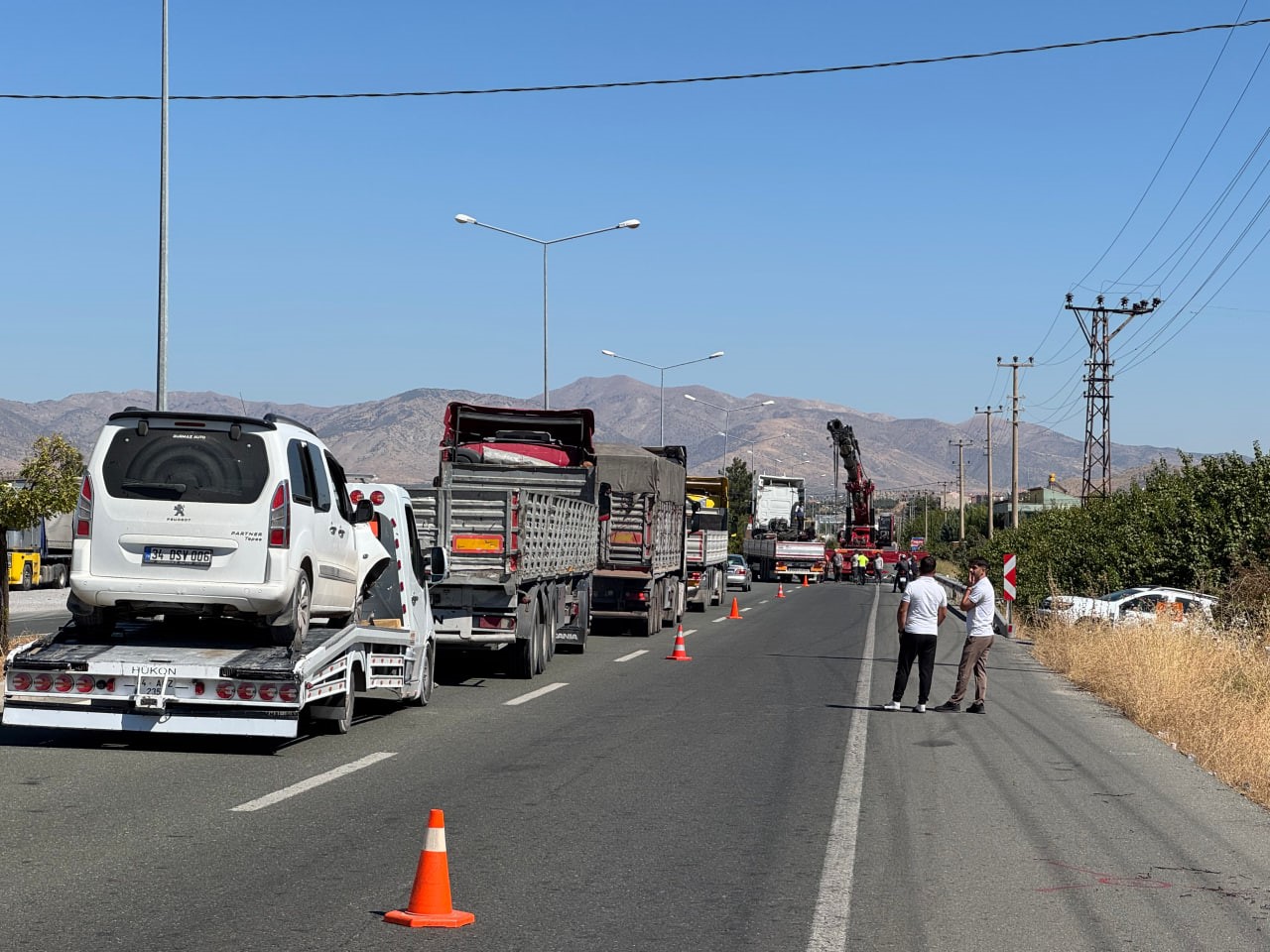 Tır evin bah&ccedil;esine u&ccedil;tu: Faciadan d&ouml;n&uuml;ld&uuml;
