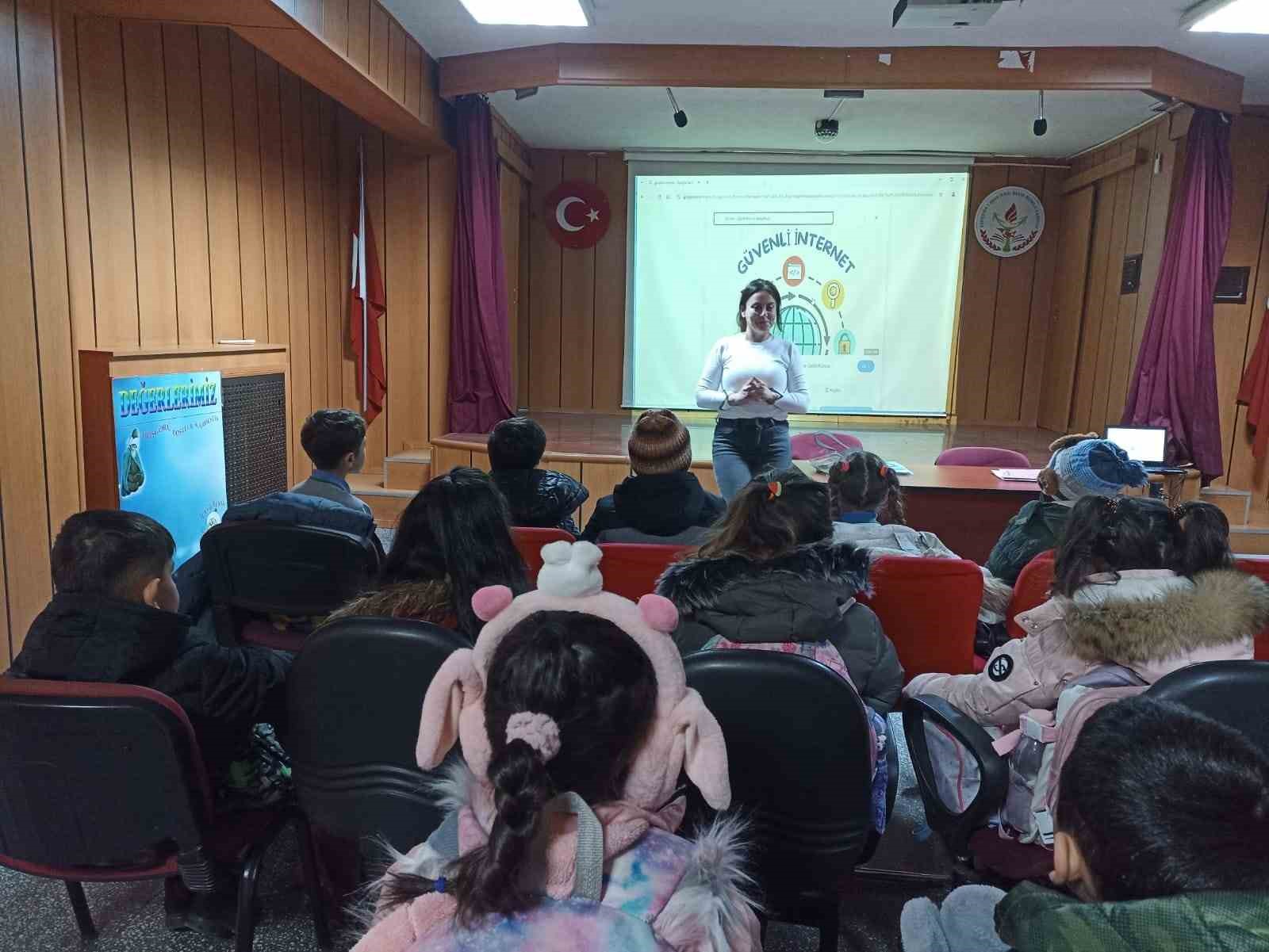 Kamu çalışanları ’Dijitale Bir Gün Mola’ sloganıyla teknolojik cihazları bıraktı