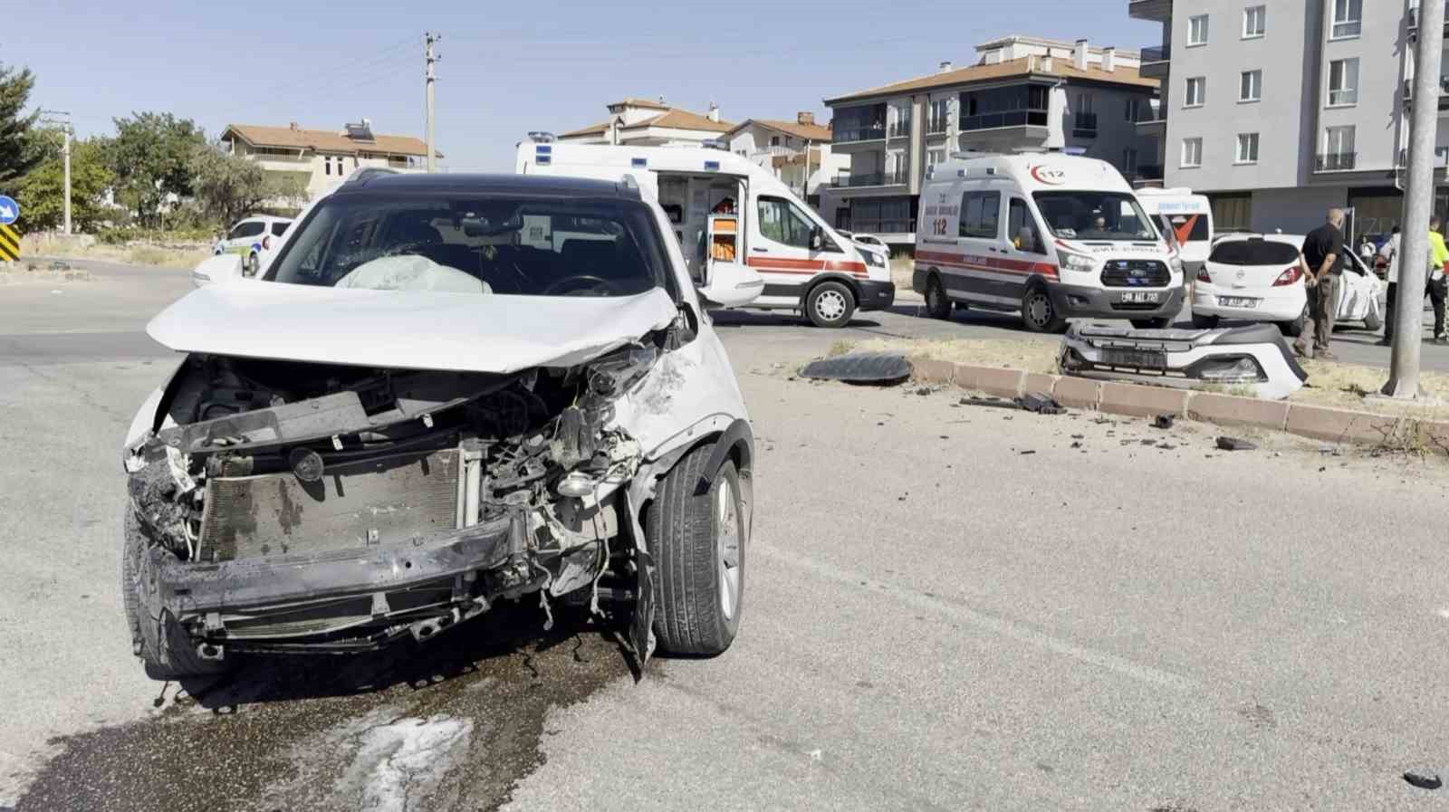 Aksaray&rsquo;da iki otomobil &ccedil;arpıştı: 2 yaralı
