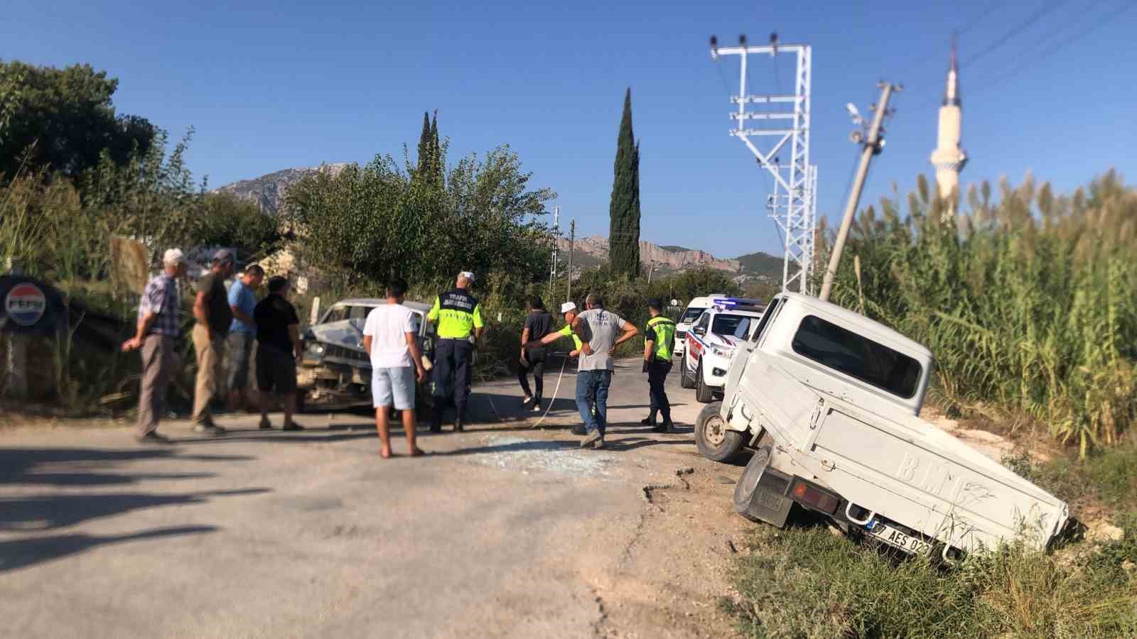 Serik’te otomobil ile kamyonet kafa kafaya çarpıştı: 2 yaralı